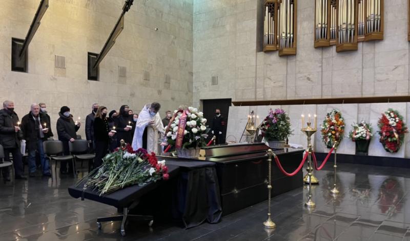 Геннадия Юхтина похоронили на Троекуровском кладбище рядом с Борисом Грачевским