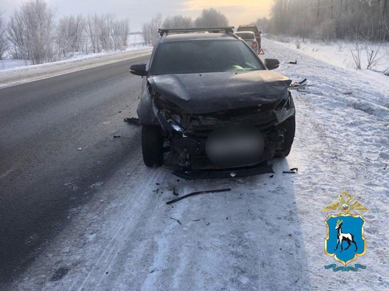 В Самарской области на трассе 75-летняя женщина на пикапе въехала в большегруз