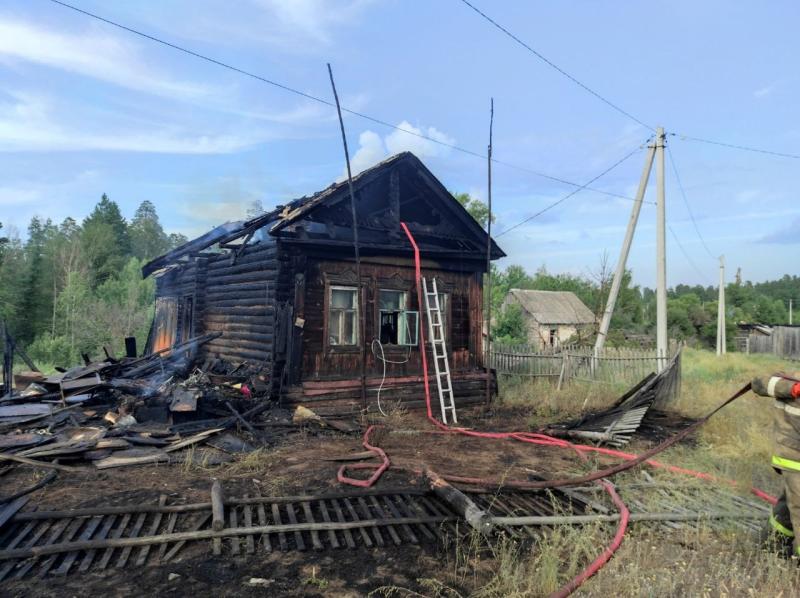 В Самарской области из-за возгорания сухой травы вспыхнул жилой дом