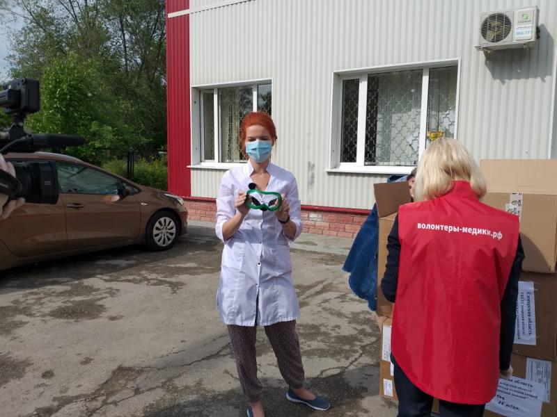 Сотрудники тольяттинской скорой получили более 450 защитных костюмов