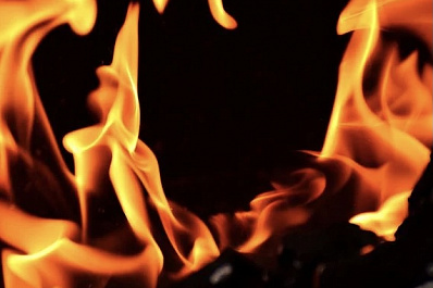 В Самаре на Безымянском кладбище загорелся мусор