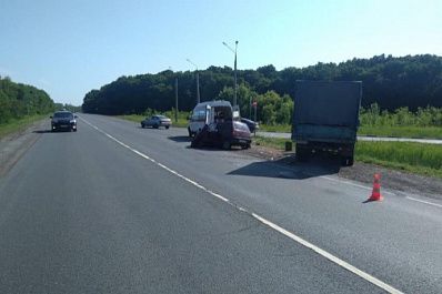 Около Тольятти грузовик влетел в "Оку" на буксире