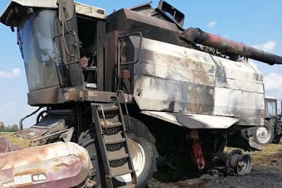 29 августа в Самарской области в поле горел комбайн