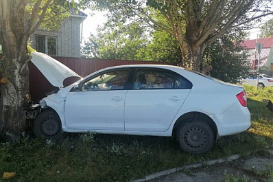 Один в дерево, второй на крышу: в Самаре столкнулись две иномарки