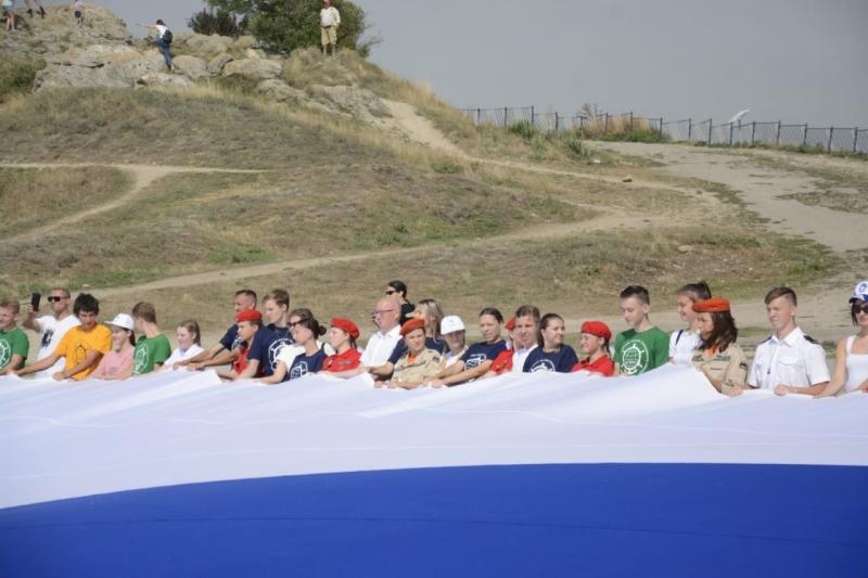 В Крыму на вершине горы развернули 100-килограммовый триколор