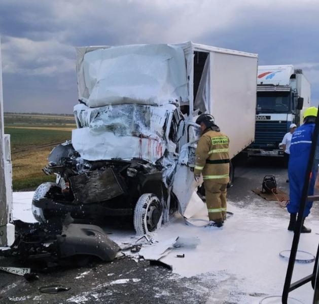 В Самарской области 8 августа "Газель" смяло после столкновения с фурой 