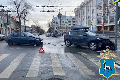 В Самаре 5 декабря на перекрестке у Филармонии столкнулись две иномарки