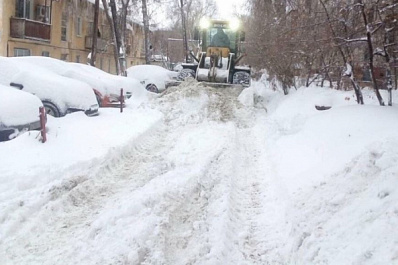 Жители Красной Глинки добились вывоза снега у ДКиТ "Искра"
