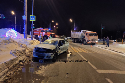 В ДТП с грузовиком в Самаре погиб мужчина и пострадал ребёнок