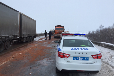 В Самарской области частично перекрыто движение на участке трассы М5 из-за возгорания фуры
