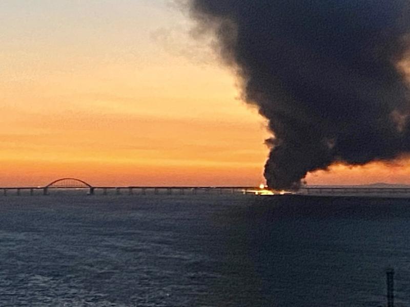 "Рвануло так, что мы чуть не улетели": на Крымском мосту загорелась цистерна с топливом