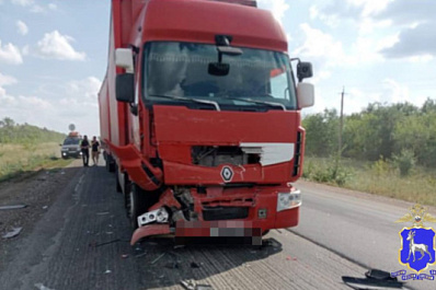 В Самарской области на трассе большегруз врезался в попутный Land Rover