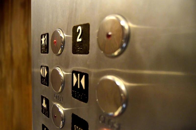 Специалист опровергла известные способы спасения в падающем лифте 