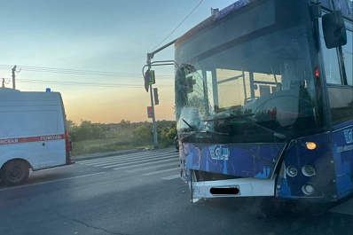 Вблизи Самары дачный автобус врезался в "Калину"