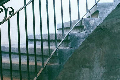 В доме на Волжском проспекте при содействии системы "Инцидент Менеджмент" отремонтировали крыльцо подъезда 