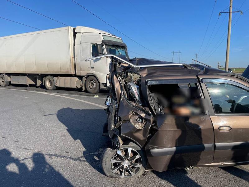 Три человека погибли: в Самарской области на трассе М5 фура с арбузами протаранила "Ларгус"