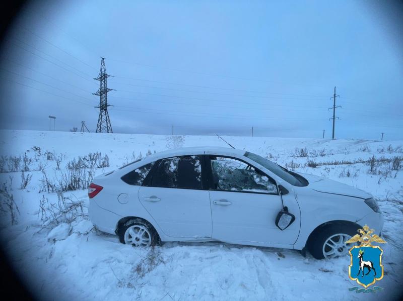 В Самарской области пьяный водитель на LADA Granta вылетел с трассы в поле
