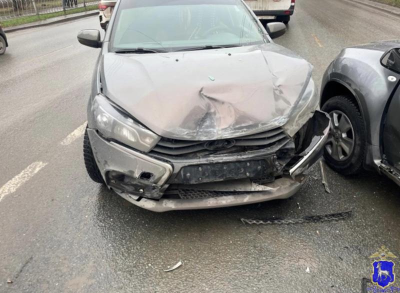 В Кировском районе Самары 2 человека пострадали при столкновении "Ниссана" и "Весты"