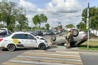 Нa Ново-Садовой в Самаре перевернулась машина с ребёнком
