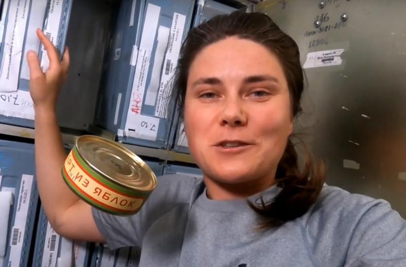 Космонавт Анна Кикина показала питание на борту МКС