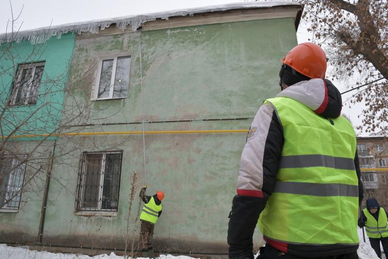 Без снежных шапок и сосулек: в Самаре в день чистят от снега больше 200 крыш 