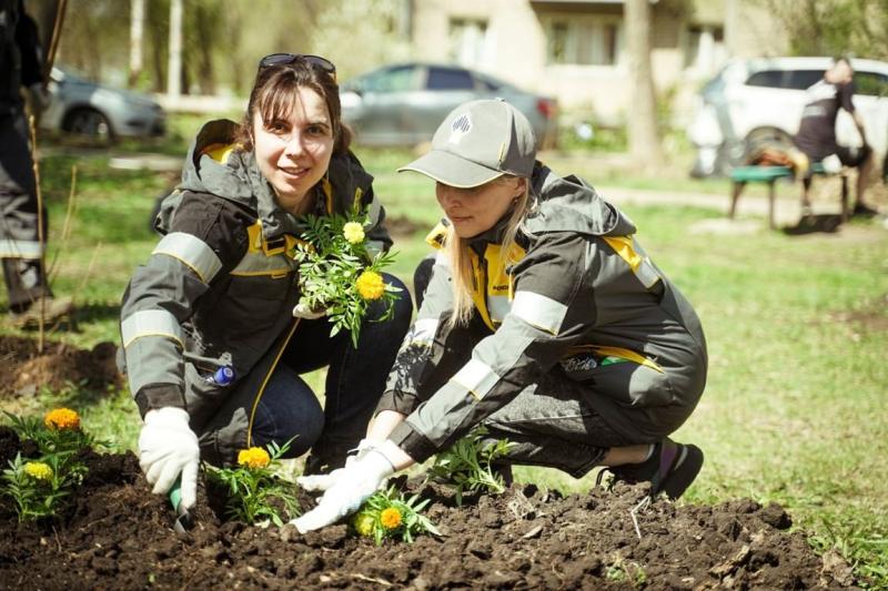 Волонтеры навели порядок в сквере Скорбящей матери и у памятной плиты в Куйбышевском районе Самары