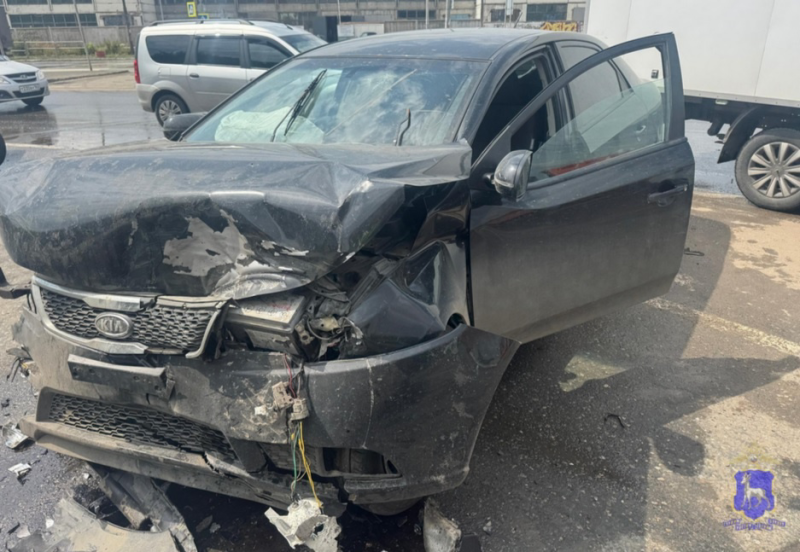 В Самаре водитель иномарки врезался в самосвал и погиб 