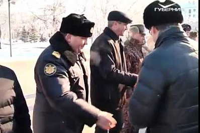 Дмитрий Азаров вручил участникам Парада Памяти благодарности и медали