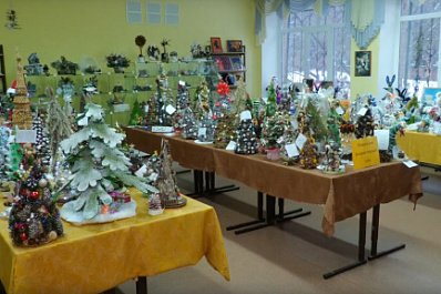 Сотни новогодних елок: в Самаре открылась выставка праздничных поделок