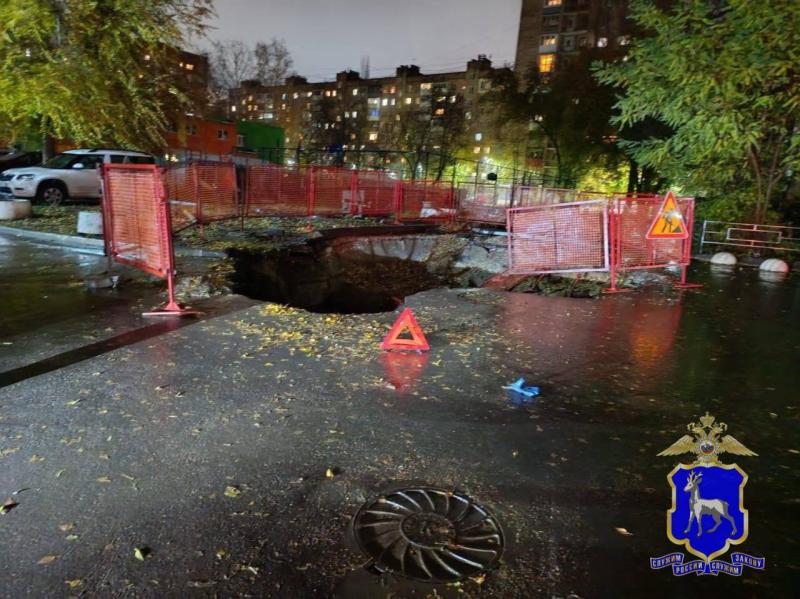 В Самаре "Фольксваген" сбил ограждения и упал в котлован 