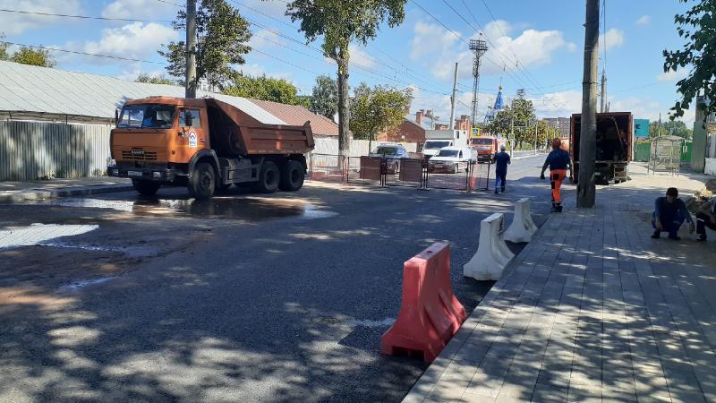 Фото с места событий: на Мичурина устраняют аварию на водоводе