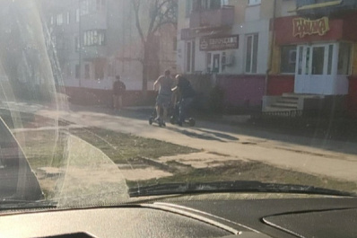 В Самаре двое пьяных мужчин пытались угнать прокатный самокат