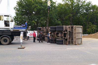 В Самаре на Волжском шоссе на бок свалился грузовик с песком