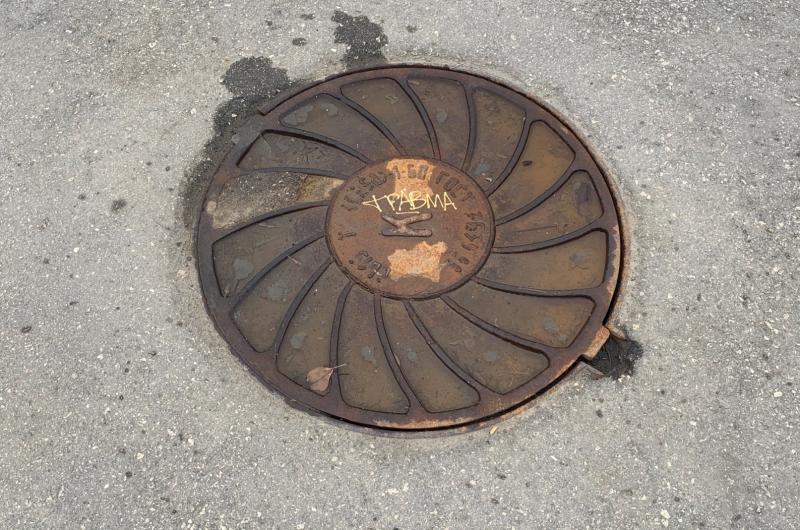 Двоих самарцев отправили на исправительные работы за похищение крышек колодцев