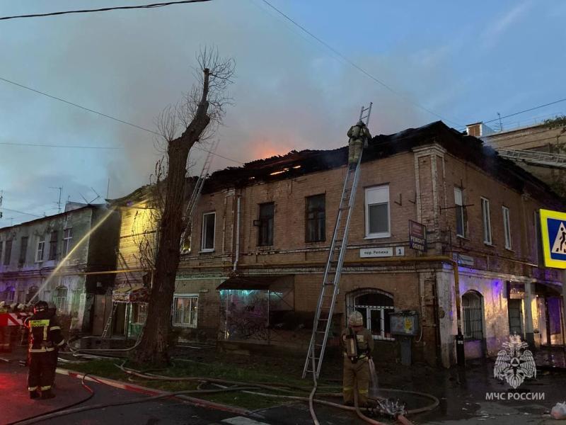 Пожарный МЧС России в отпуске помог эвакуировать людей из горящего здания в Самаре 