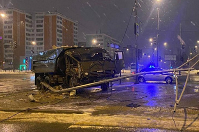 В Самаре на Московском шоссе КамАЗ врезался в фонарный столб
