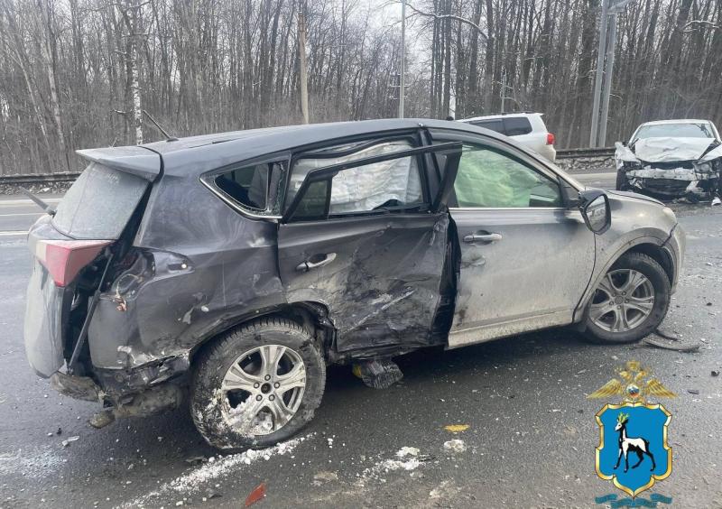 В Самарской области водитель попал в больницу после столкновения с Honda