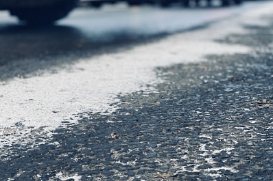 Самарским водителям и пешеходам рассказали, о чем нельзя забывать на дороге во время снегопада 
