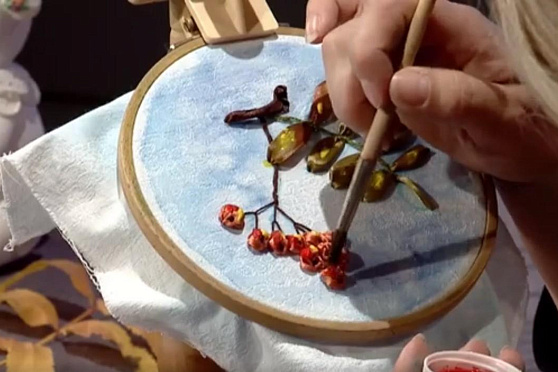 Прямые стежки и французский узелок: вышиваем лентами рябину. Ручная работа