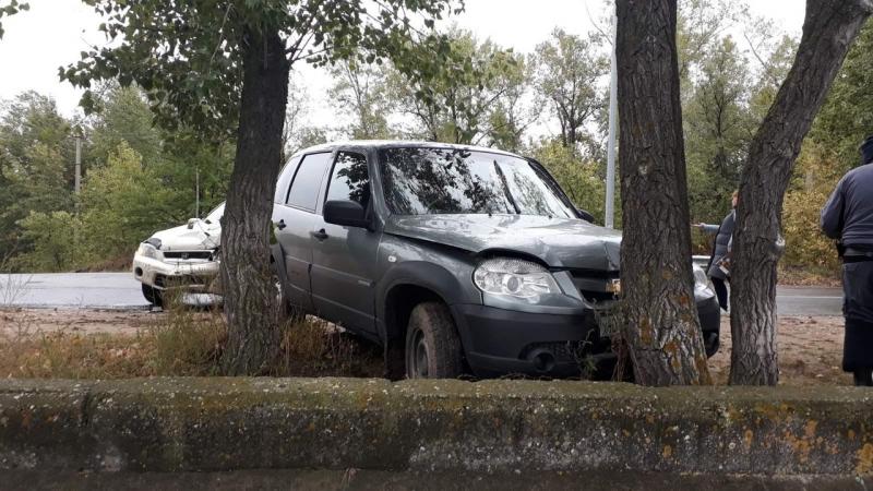 В Тольятти молодой водитель столкнулся с иномаркой и влетел в дерево