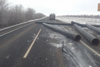 В Самарской области в иномарку влетели трубы проезжающего мимо грузовика