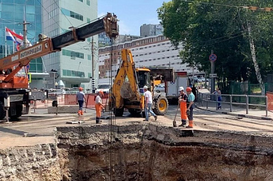 В Самаре на Волжском проспекте снова прорвало трубы при засыпке котлована