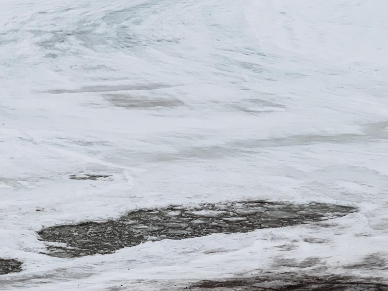 Спасли только одного: три рыбака провалились под лед на Волге 