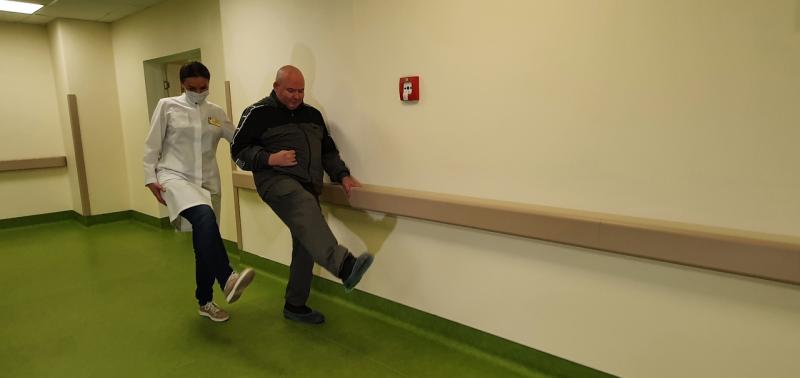 Самарец начал вырезать картины из дерева спустя несколько лет после инсульта