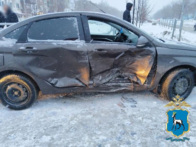 В Самарской области на трассе молодой водитель на иномарке насмерть сбил пешехода