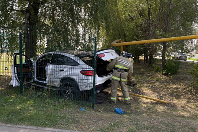 В Безенчуке 1 сентября Mercedes снес газовую трубу и врезался в дерево
