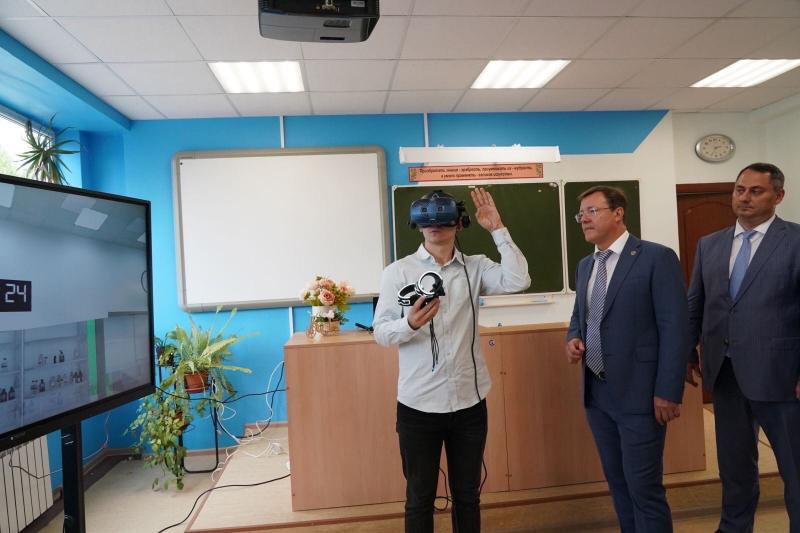 Дмитрий Азаров обсудил с учителями школы № 132 перспективы развития учебного заведения