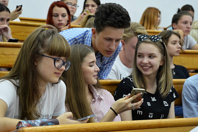 Дмитрий Азаров подписал постановление о выплате субсидии в 10 тысяч рублей новоиспеченным студентам Самарской губернии 