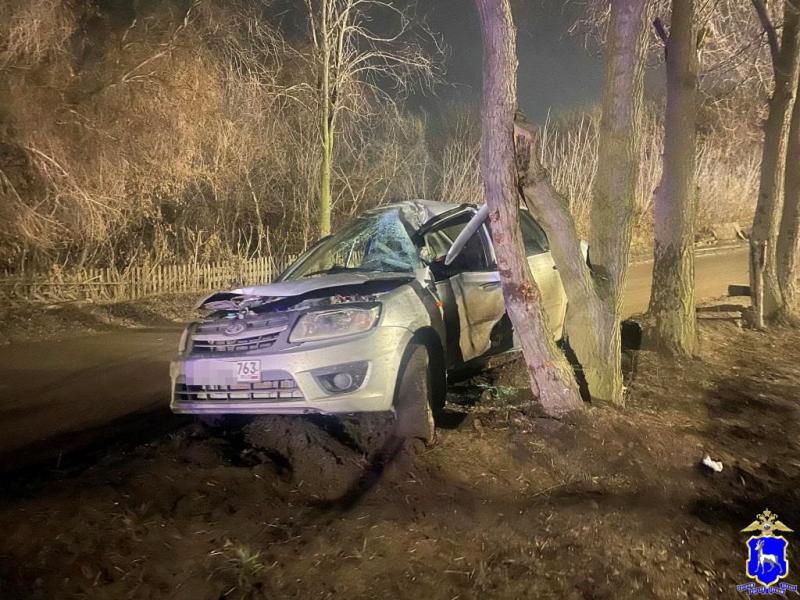 В Самаре 21-летний мужчина на "Гранте" врезался в дерево