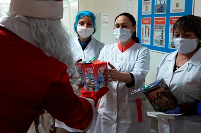 Волонтеры "Единой России" передают новогодние подарки в больницы Самарской области